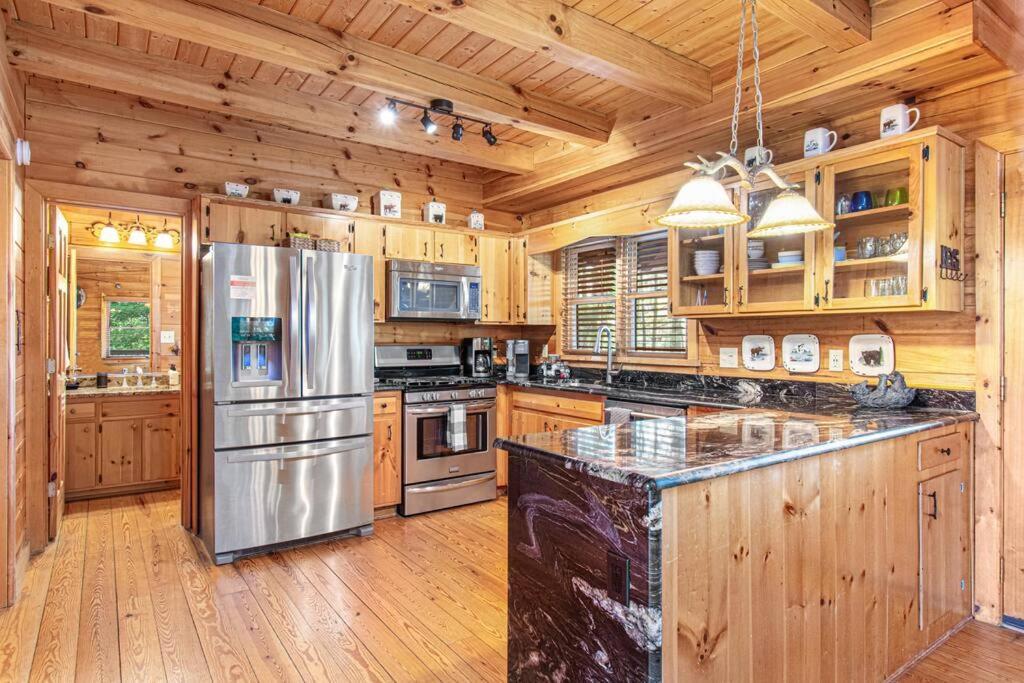Cherry Log Summit Cabin By Bk Stays - Family Friendly - Playground - Game Room - Jacuzzi - Amazing Mountain Views المظهر الخارجي الصورة